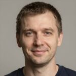 Портрет Алексея Волкова, пользователя текстовых генераторов компании ФорЮ Генератор с уверенным взглядом